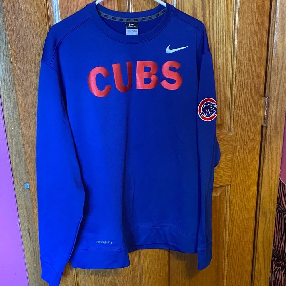 Nike Men's Therma-Fit Crewneck with Red Chicago Cubs Logo
